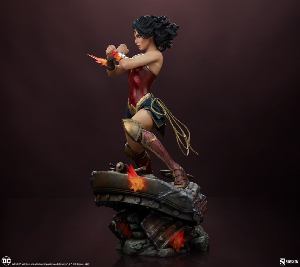 Pop Weasel - Image 5 of Wonder Woman - Saving The Day Premium Format Statue - Sideshow Collectibles